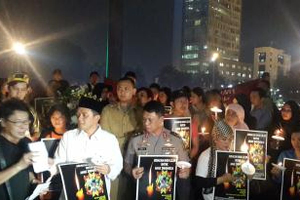 Gerakan 1000 lilin untuk anak Indonesia di Bundaran Hotel Indonesia, Jakarta, Kamis (11/6/2015).