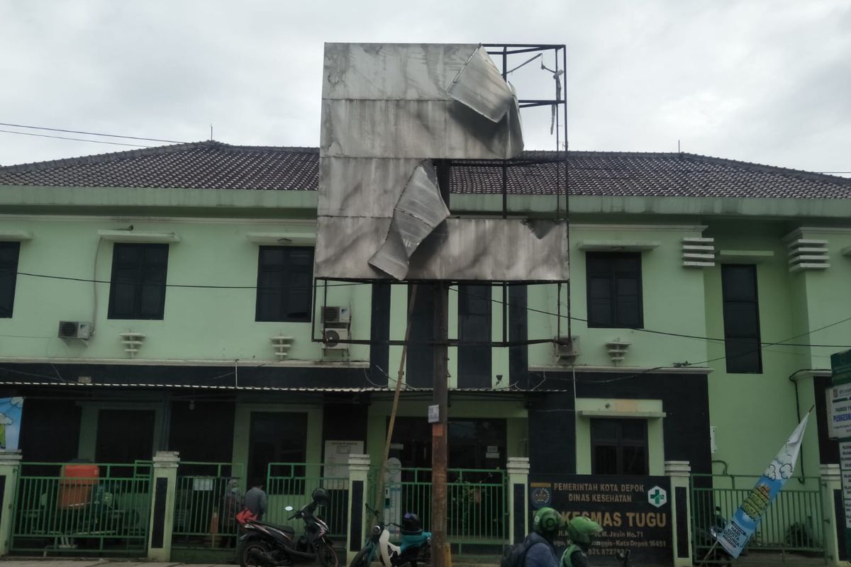 Kondisi papan reklame tampak tak terawat di Jalan Komjen Pol M Jasin, Kelurahan Tugu, Kecamatan Cimanggis, Kota Depok.
