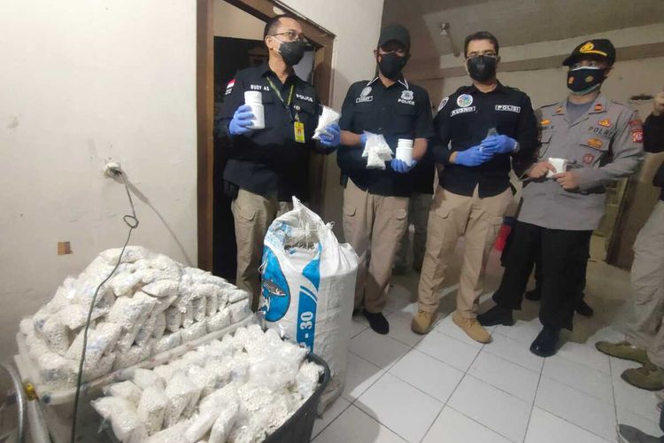 Polisi tunjukkan mesin produksi obat keras ilegal di rumah yang dijadikan pabrik oleh para tersangka di wilayah Paseh, Sumedang, Jawa Barat, Minggu (22/8/2021). AAM AMINULLAH/KOMPAS.com