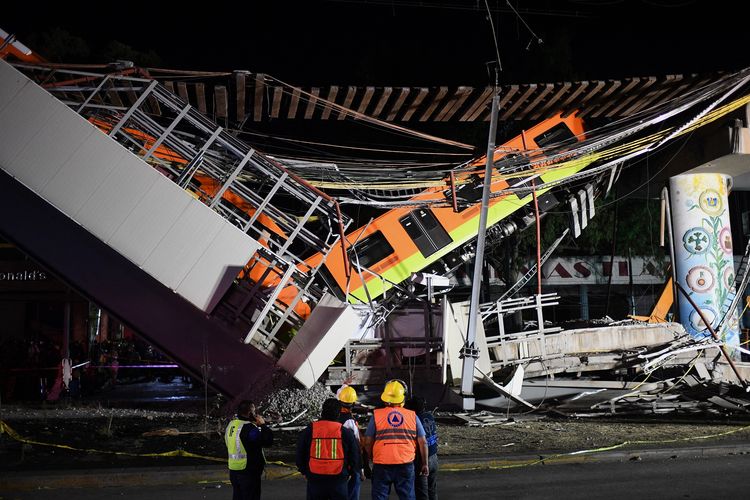 Pekerja penyelamat berdiri di lokasi kecelakaan kereta metro Meksiko, yang jatuh akibat jembatan layangnya ambruk di Mexico City pada Senin malam (3/5/2021).