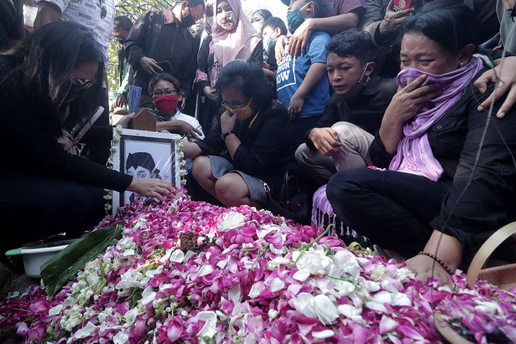 Kerabat meratapi pusara almarhum penyanyi campursari Dionisius Prasetyo atau Didi Kempot seusai dimakamkan di Tempat Pemakaman Umum Desa Majasem, Ngawi, Jawa Timur, Selasa (5/5/2020). Didi Kempot meninggal di Solo, Jawa Tengah, pada usia 53 tahun.