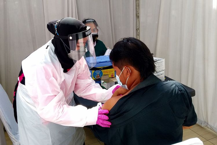 Yunita bersiap menyuntikkan vaksin ke lengan salah satu warga yang hadir pada program vaksinasi Covid-19 di Kantor Polres Blitar, Sabtu (3/7/2021)