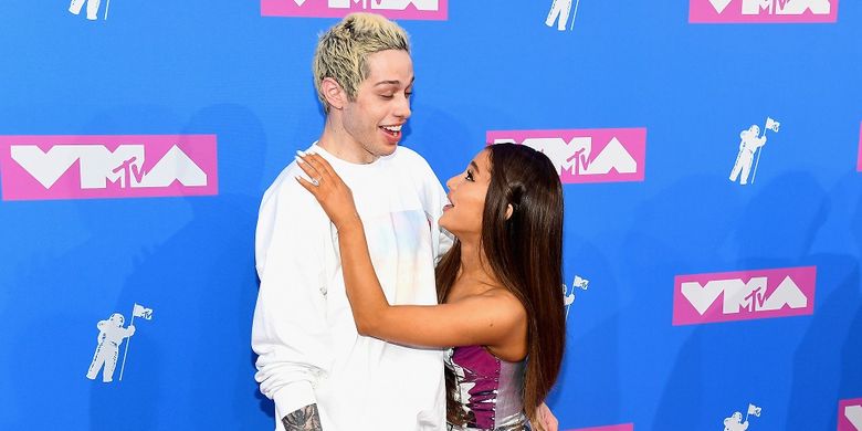 Pasangan Pete Davidson dan Ariana Grande menghadiri 2018 MTV Video Music Awards di Radio City Music Hall di New York City, pada 20 Agustus 2018.