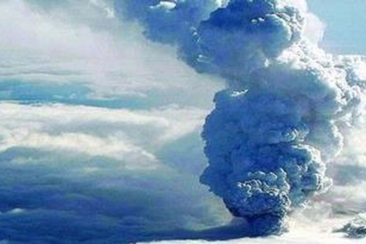 Gambar yang dirilis Penjaga Pantai Eslandia, Rabu (14/4), memperlihatkan letusan gunung berapi dari bawah Glasier Eyjafjallajokull, Eslandia. Letusan gunung api itu menyebabkan banjir sehingga 800 orang di sekitar kawasan letusan terpaksa dievakuasi.