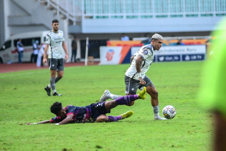 Ciro Alves berusaha melepaskan diri dari terjangan pemain RANS Nusantara FC dalam pertandingan pekan ke-25 Liga 1 2022-2023, Minggu (16/2/2023) di Stadion Pakansari, Cibinong Kabupaten Bogor. Hasil RANS Nusantara vs Persib dimenangkan Maung Bandung.