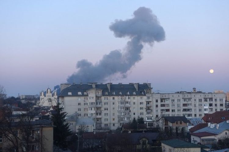 Asap mengepul setelah ledakan di Kota Lviv, Ukraina barat, pada Jumat (18/3/2022). Pasukan Rusia kali ini menghancurkan pabrik perbaikan pesawat di kota Lviv, Ukraina barat, tetapi tidak ada yang terluka, kata walikota. 