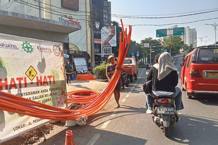 Proyek galian relokasi penataan kabel udara di Jalan Pesanggrahan, Kembangan, Jakarta Barat 