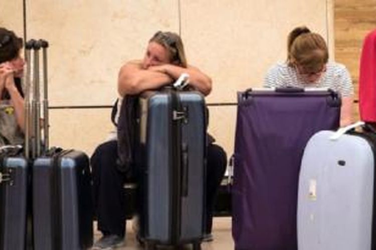 Para turis menunggu keberangkatan pesawat di bandara kota Sharm el-Sheikh, Mesir hari Jumat (6/11/2015).