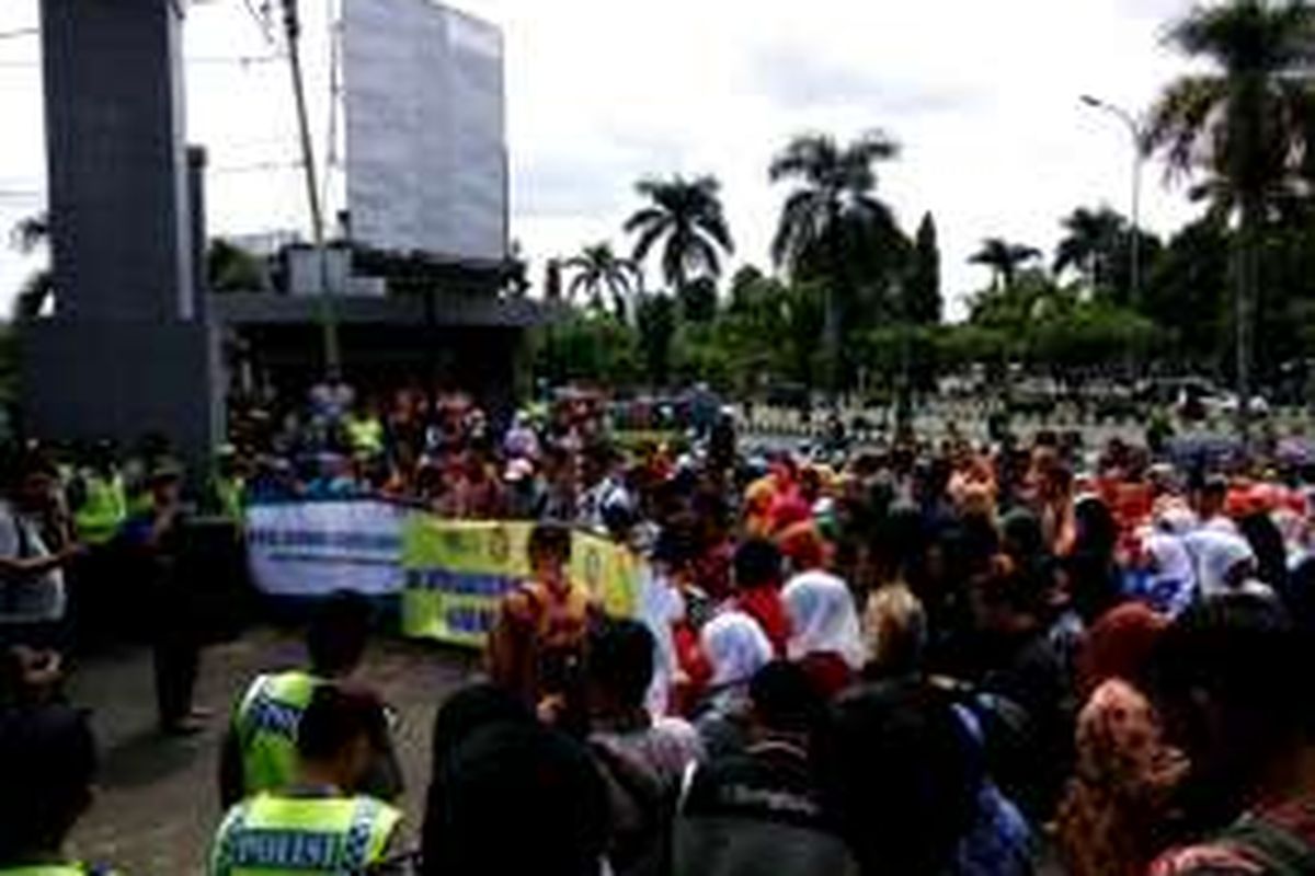 Ratusan tenaga honorer di Kabupaten Bogor menggelar unjuk rasa menuntut pengangkatan dari non PNS menjadi pegawai negeri sipil (PNS), di Bogot, Jawa Barat, Rabu (10/2/2016)