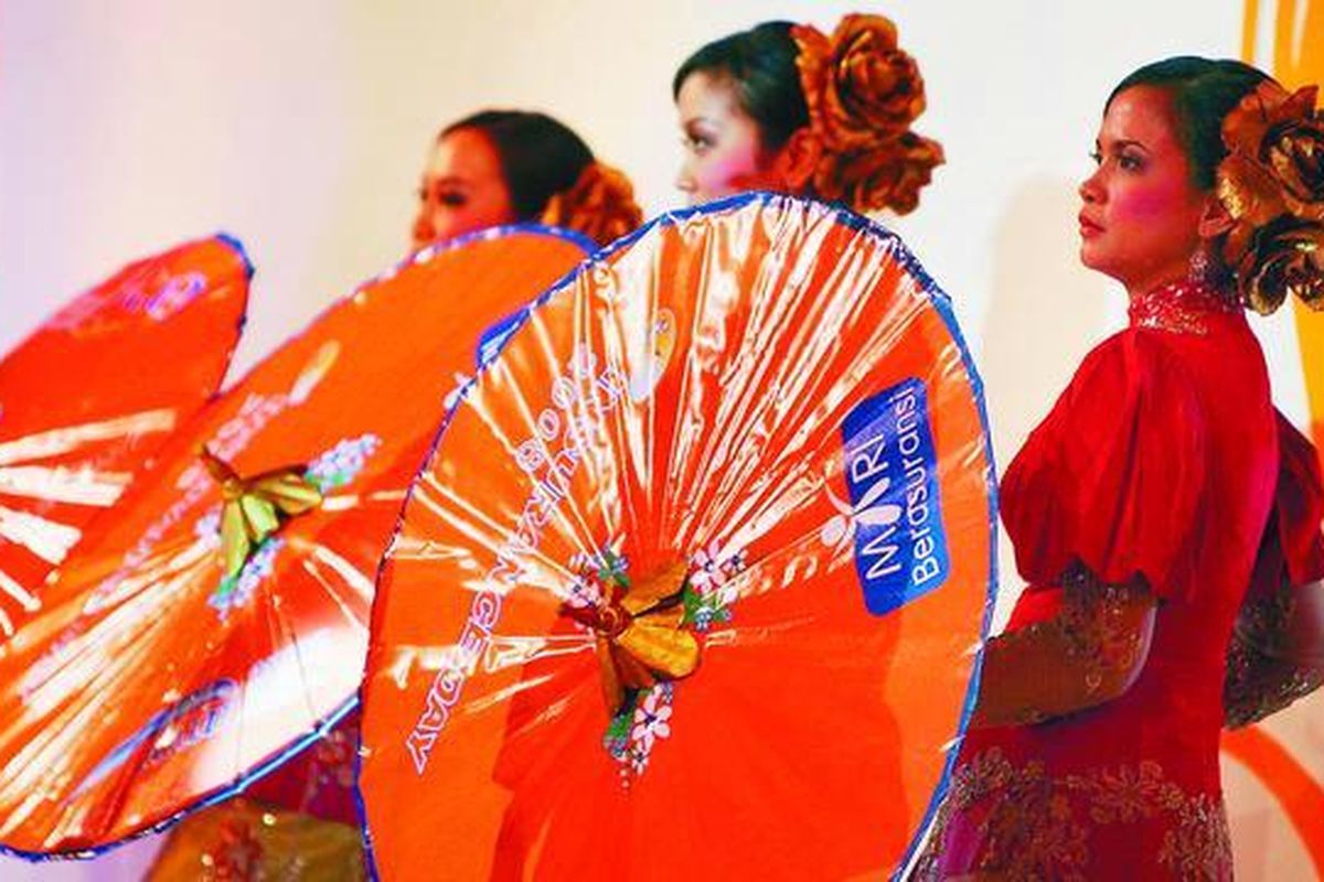 Sejumlah penari payung memeriahkan pencanangan kampanye Mari Berasuransi dalam acara perayaan Insurance Day 2008 di Jakarta, Sabtu (18/10). Premi industri asuransi pada semester I/2008 meningkat sebesar 39,4 persen dibandingkan dengan perolehan pada periode yang sama tahun lalu. Asuransi jiwa tumbuh 45,8 persen, sementara asuransi umum menunjukkan pertumbuhan 26,3 persen.