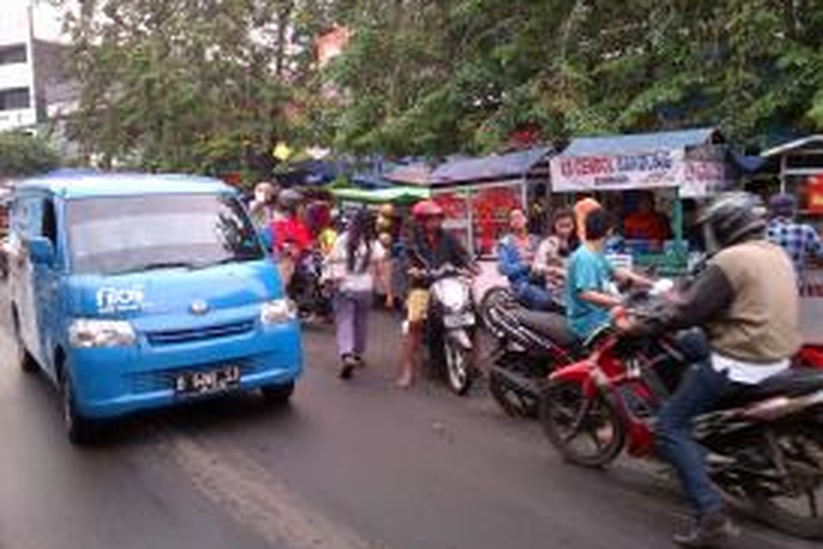 Pedagang musiman berjualan di muka Terminal Rawamangun, Jalan Pegambiran Jakarta Timur. Kehadiran mereka membuat kesemrawutan jalan.