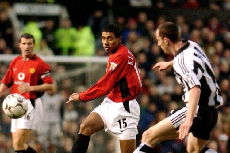 Kleberson coba melakukan tembakan dalam laga Manchester United vs Newcastle United pada pertandingan Premier League yang digelar di Stadion Old Trafford, 11 Januari 2004. (Foto oleh Paul Barker/AFP)