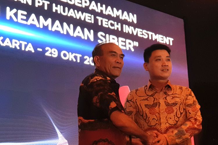Kepala BSSN Hinsa Siburian (kiri) dan CEO Huawei Indonesia Jacky Chen