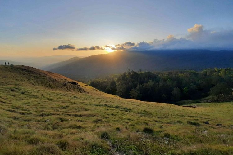 Lanskap gunung dengan matahari terbenam di surga dari Pulau Timor, Fatumnasi.