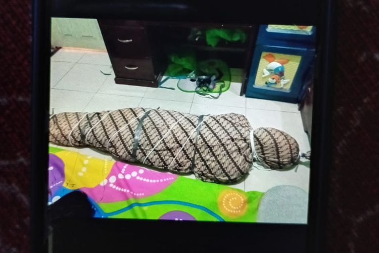 Foto orang terbungkus kain jarik yang dikirim Gilang ke korban, Kamis (13/3/2025).