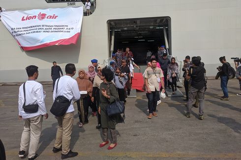 Kenang Setahun Tragedi Lion Air JT-610, Keluarga Korban Tabur Bunga di Perairan Tanjung Karawang