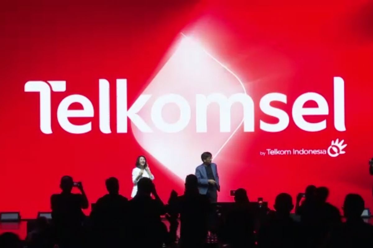 Logo baru Telkomsel dengan ikon portal. Merpresentasikan, bersama Telkomsel, pelanggan bisa memasuki dunia baru dan mengeksplor hal-hal baru.