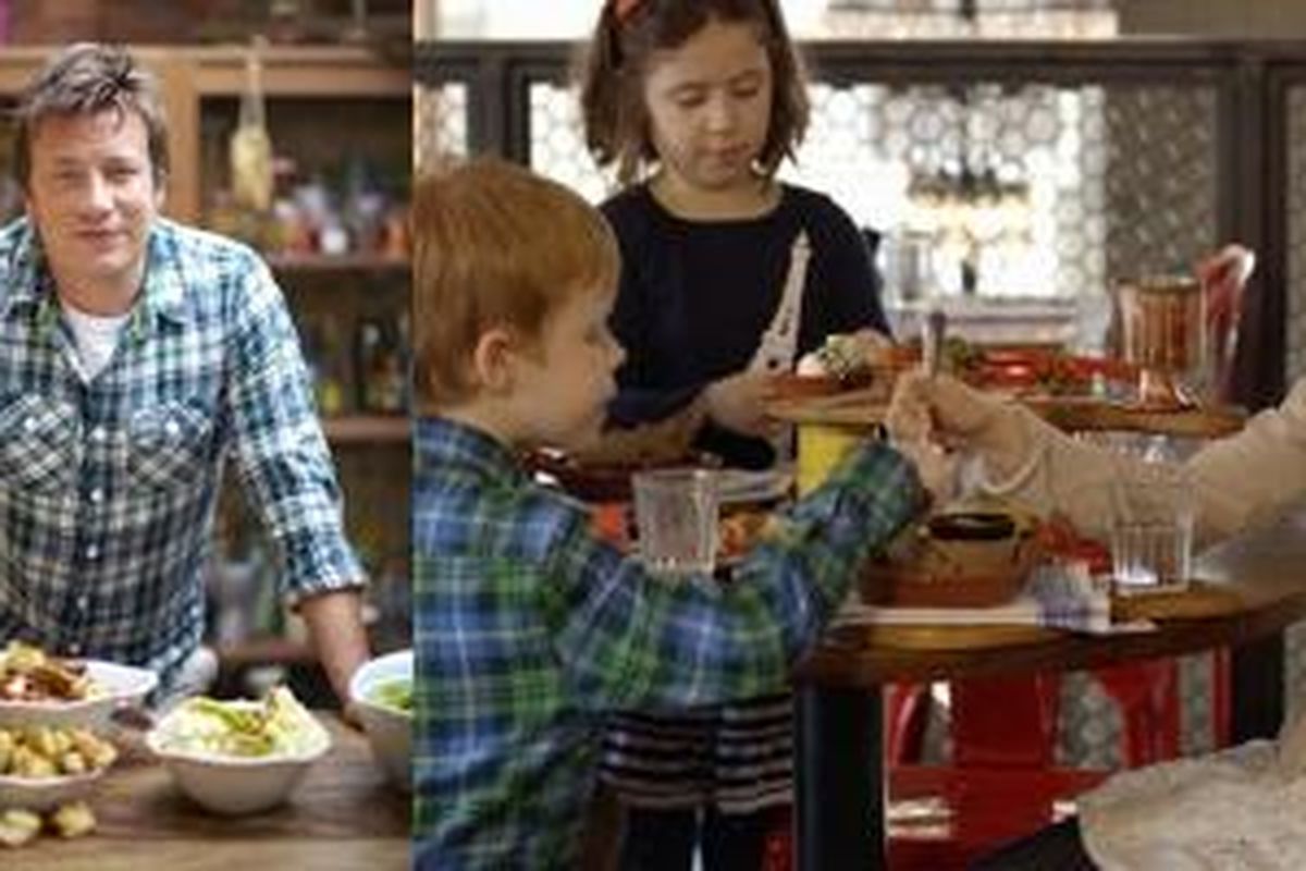 Menurut Jamie Oliver (kiri), hal yang menyenangkan dari sebuah liburan adalah menikmati suasana baru dengan keluarga dan menghirup aroma  berbagai makanan yang belum pernah dicicipi sebelumnya. 