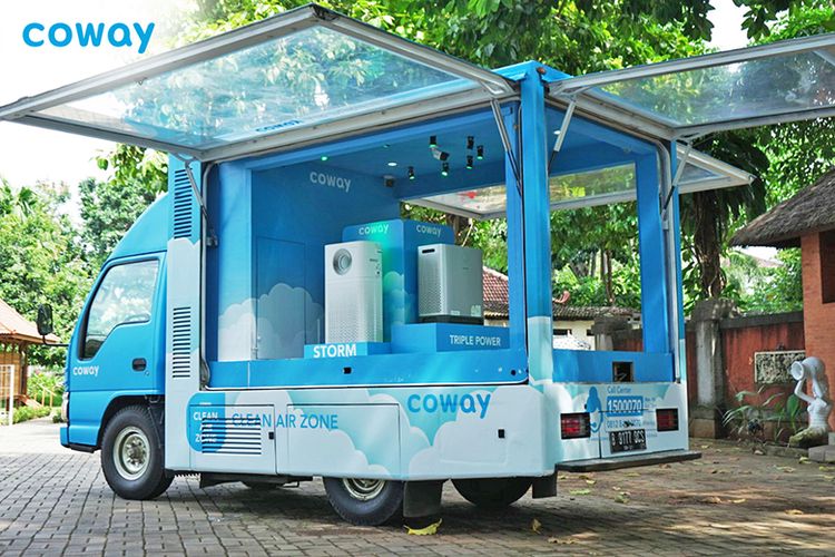 Coway Clean Air Truck memperlihatkan proses pemurnian udara berpolusi dalam ruangan dengan Coway Air Purifier.
