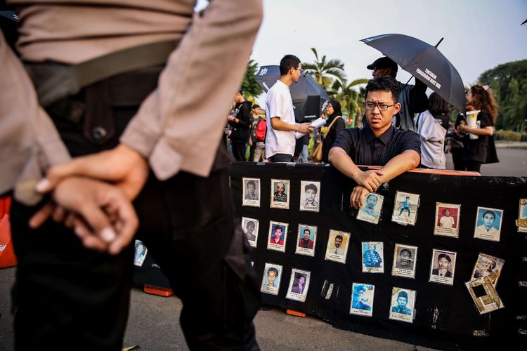 Aktivis mengikuti aksi kamisan ke-588 yang digelar oleh Jaringan Solidaritas Korban untuk Keadilan di depan Istana Merdeka, Jakarta Pusat, Kamis (13/6/2019). Mereka menuntut penyelesaian kasus-kasus pelanggaran hak asasi manusia (HAM) berat yang hingga kini belum ditangani.