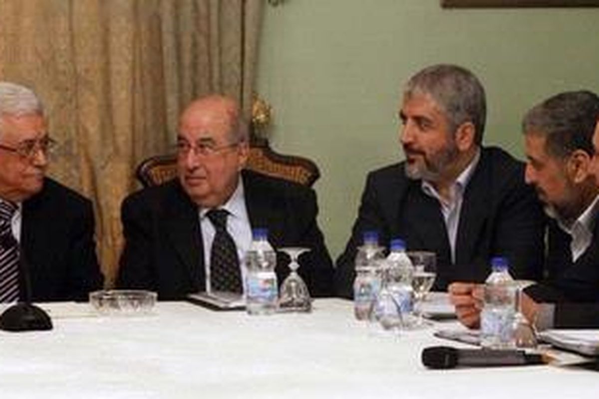 Presiden Palestina Mahmud Abbas (kiri), pemimpin Hamas Khaled Meshaal (ketiga dari kanan), dan pemimpin Jihad Islam Ramdan Shallah (kedua dari kanan) saat melakukan pertemuan di Kairo, Kamis (22/12/2011).