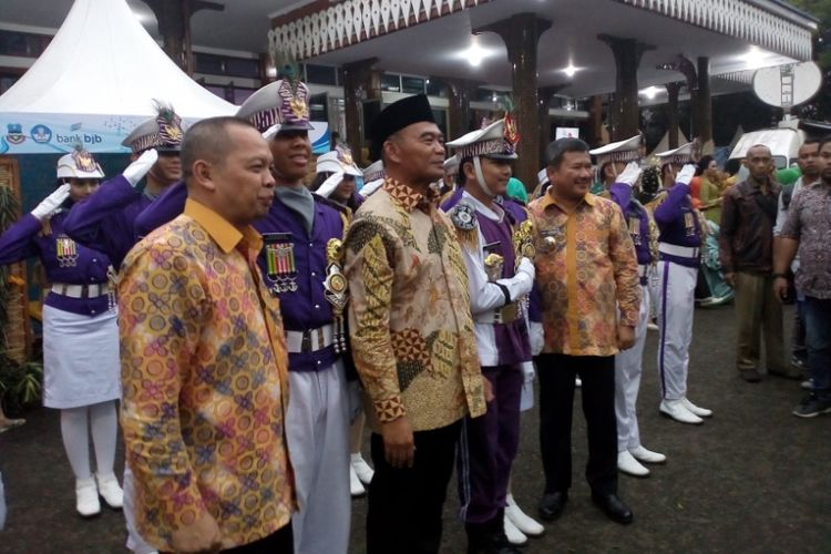 Mendiknas Muhajir Efendy didampingi Bupati Garut dan Kepala Dinas Pendidikan Garut melayani permintaan foto bersama kelompok marching band, dalam gebyar pendidikan dan kebudayaan di Pendopo Garut, Sabtu (23/3/2019)