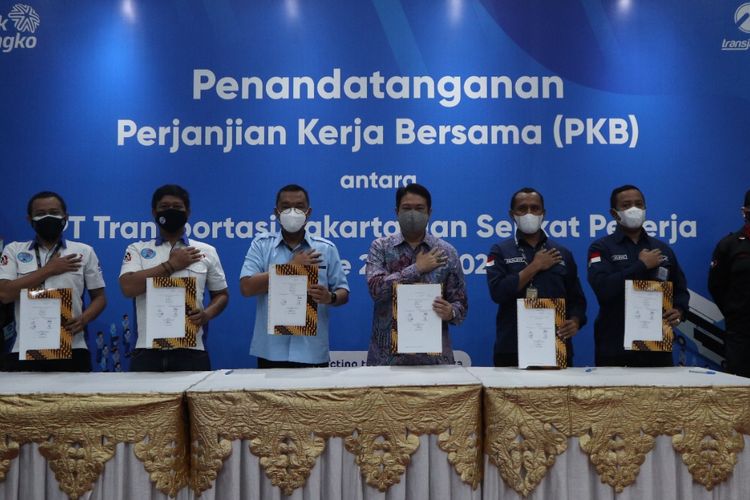 PT Transportasi Jakarta (Transjakarta) meneken perjanjian kerja bersama (PKB) dengan serikat pekerja. Perjanjian itu mengatur hak serta kewajiban serikat pekerja dan memiliki jangka waktu dengan periode 2021-2023.