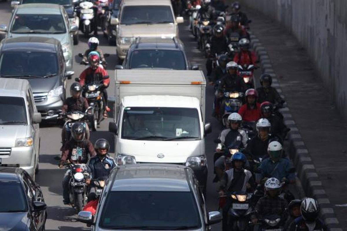 Pengendara sepeda motor memadati Jalan KH Mas Mansyur, Tanah Abang, Jakarta Pusat, Rabu (17/12/2014). Di hari pertama uji coba pembatasan sepeda motor sepanjang Jalan Thamrin-Medan Merdeka Barat, masih terdapat sejumlah pengendara yang belum mengetahui aturan tersebut. KOMPAS/LUCKY PRANSISKA 