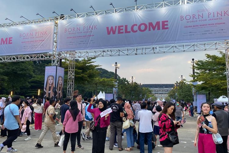 Suasana di kawasan GBK, Jakarta Pusat jelang berlangsungnya konser Blackpink, Sabtu (11/3/2023). 