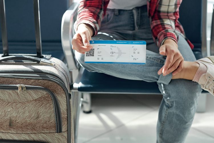 ILUSTRASI - Turis memegang boarding pass pesawat
