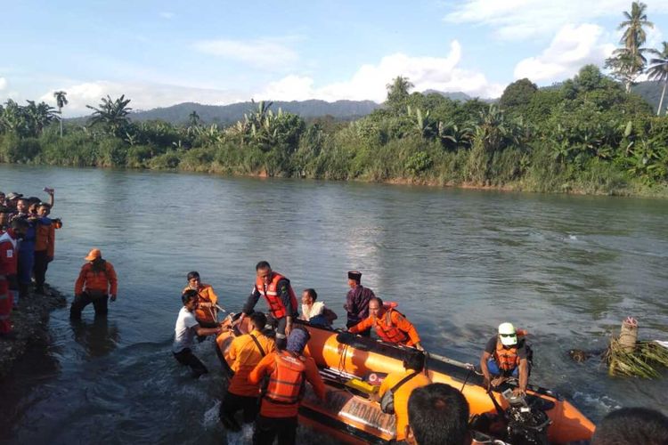 BPBD bersama tim gabungan Padang Pariaman melakukan evakuasi terhadap jenazah pelajar perempuan S (9) yang tewas hanyut, Minggu (2/8/2020) di Sungai Batang Anai