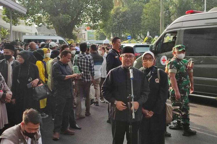 Mantan Gubernur Jawa Barat Ahmad Heryawan bertakziah ke keluarga Ridwan Kamil. Aher juga menyempatkan memimpin shalat jenazah bersama beberapa orang untuk almarhum Emmeril Kahn Mumtadz atau Eril, Rabu (13/6/2022)