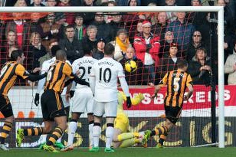 Bek Hull City, James Chester, saat mencetak gol pertama ke gawang Manchester United saat kedua tim berhadapan dalam lanjutan Premier League, Kamis (26/11/2013). 