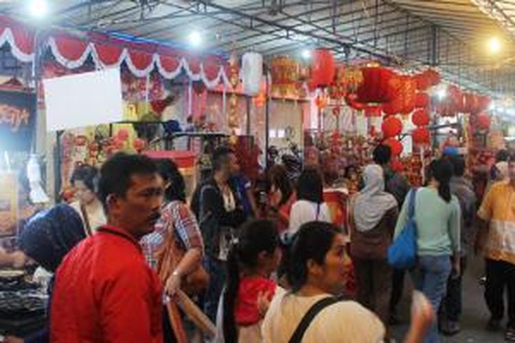 Pengunjung memenuhi bazar kuliner di Pekan Budaya Tionghoa Yogyakarta (PBTY) X, Kamis (5/3/2015).