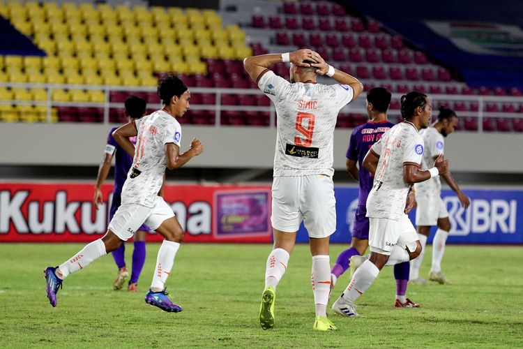 Pemain asing Persija Jakarta Marko Simic tertunduk usai gagal menjebol gawang Persik Kediri dibabak pertama pada pertandingan pekan 10 Liga 1 2021 yang berakhir dengan skor 2-2 di Stadion Monahan Solo, Sabtu (30/10/2021) malam.