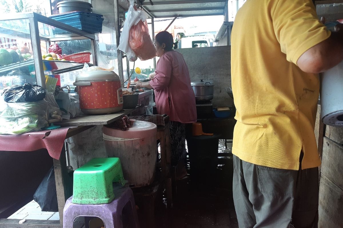 Warung gado-gado bu Idah di Jalan Kapuk Raya, Jakarta Barat, Rabu (26/2/2020)