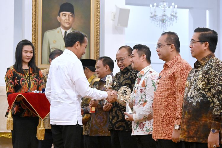 Penjabat (Pj) Wali Kota Pekanbaru Risnandar Mahiwa S saat menerima penghargaan Tim Pengendalian Inflasi Daerah (TPID) Kabupaten/Kota Berkinerja Terbaik di Wilayah Sumatera kategori Sinergi Penanganan Inflasi dan Daerah Rawan Pangan dari Presiden Republik Indonesia (RI) Joko Widodo (Jokowi) di Istana Negara, Jumat (14/6/2024).