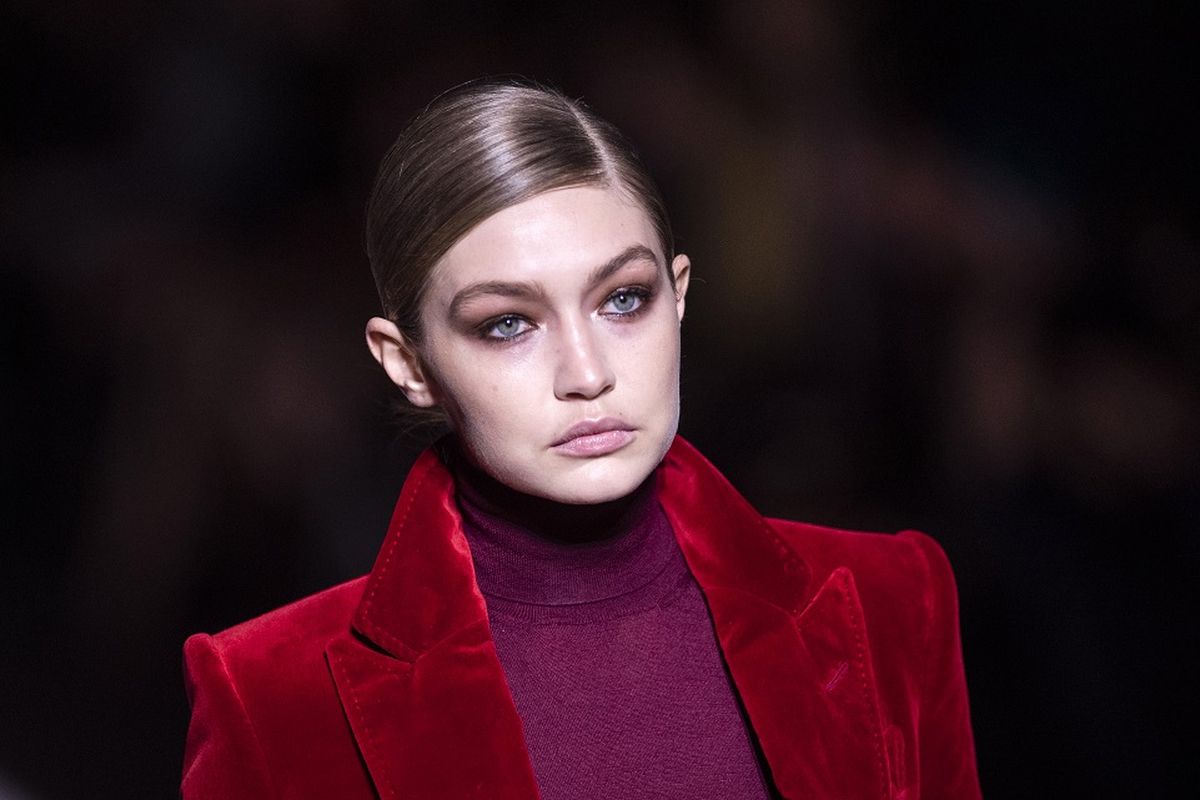 Model asal AS Gigi Hadid berjalan di catwalk peragaan busana Tom Ford di New York Fashion Week di Manhattan, New York City, pada 6 Februari 2019. 