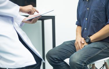 Operasi besarkan penis sering dipertimbangkan karena dinilai memberikan hasil yang cepat dan permanen.