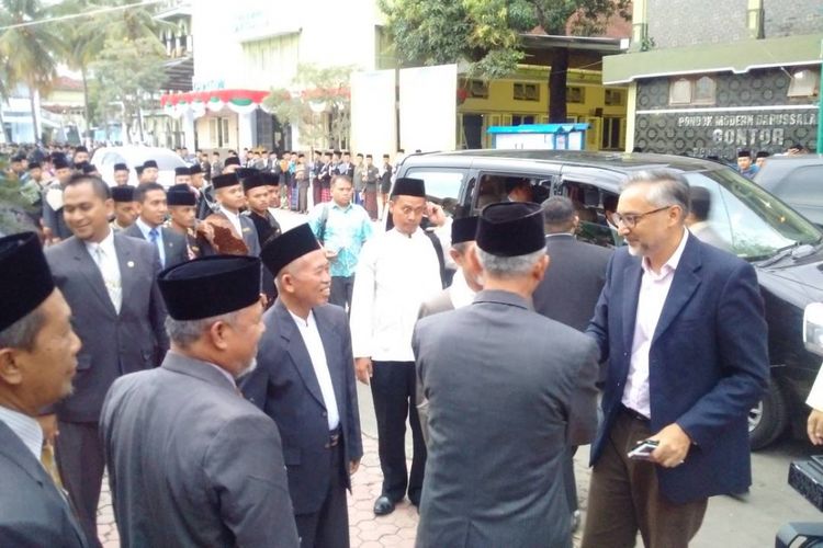 Duta Besar Inggris, Moazzam Malik (berkacamata) bersalaman dengan pengasuh dan pengurus Pondok Pesantren Darussalam Gontor Ponorogo, Rabu ( 26/4/2017) sore.