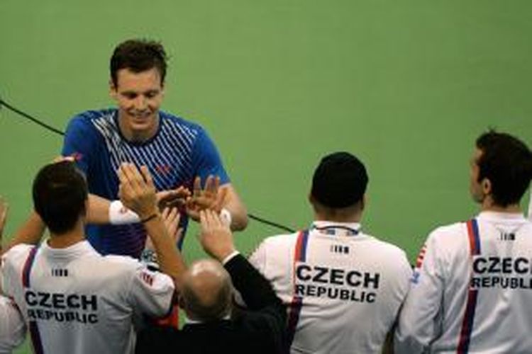 Petenis Ceko, Tomas Berdych (atas) melakukan tos dengan rekan satu timnya, setelah memenangi laga kedua final Davis Cup melawan Dusan Lajovic dari Serbia, di Belgrade Arena, Jumat (15/11/2013).