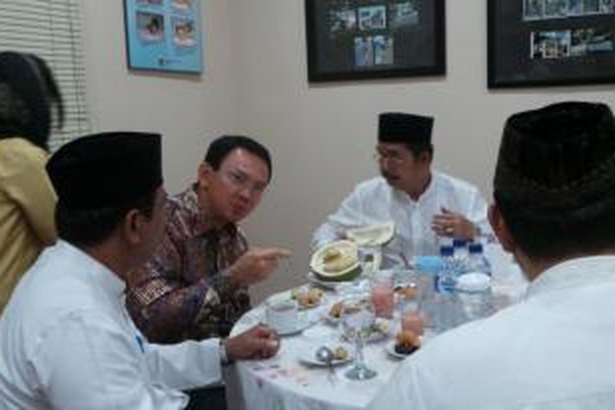 Gubernur DKI Jakarta Basuki Tjahaja Purnama (tengah) saat berbuka puasa bersama Wali Kota Mangara Pardede, dalam Safari Ramadhan, di Kantor Wali Kota Jakarta Pusat, Selasa (23/6/2015). 