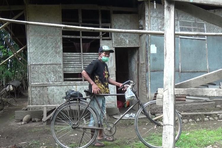 Nasir (53), petani miskin di Kabupaten Gowa, Sulawesi Selatan yang telah bertahun tahy  merawat isterinya yang sakit di gubuknya yang reot. Rabu, (6/5/2020).