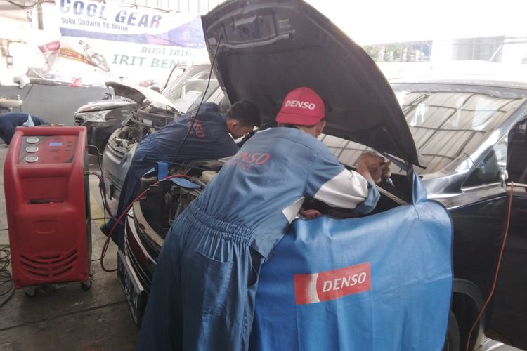 Biar tetap nyaman maka AC mobil juga perlu servis rutin sehingga siapapun yang berada di kabin akan betah.