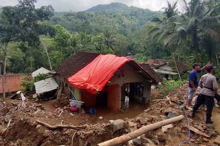 Tanah longsor pada puncak bukit di Pedukuhan Plampang II, Kalurahan Kalirejo, Kapanewon Kokap, Kabupaten Kulon Progo, Daerah Istimewa Yogyakarta. Longsor berbarengan dengan banjir di bukit akibat air berlebih tidak muat masuk gorong-gorong.