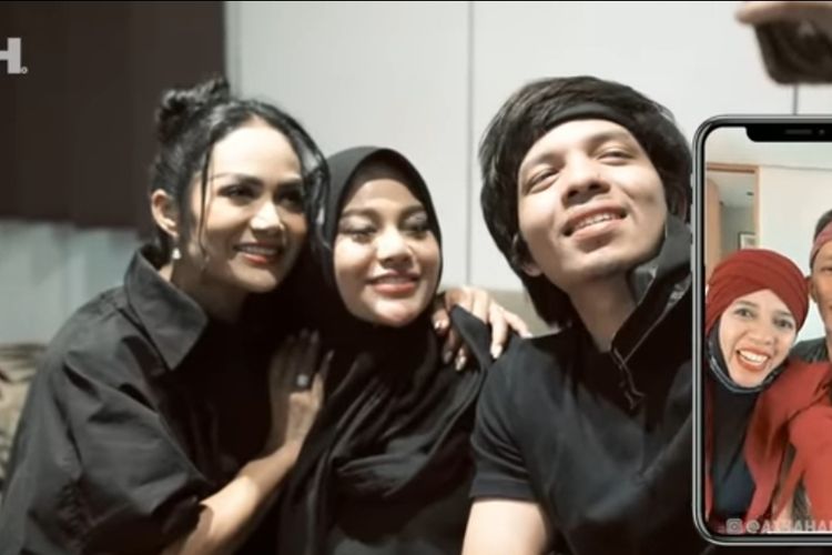 Aurel Hermansyah, Krisdayanti dan Atta Halilintar saat Video call bersama orangtua Atta yang berada di Malaysia