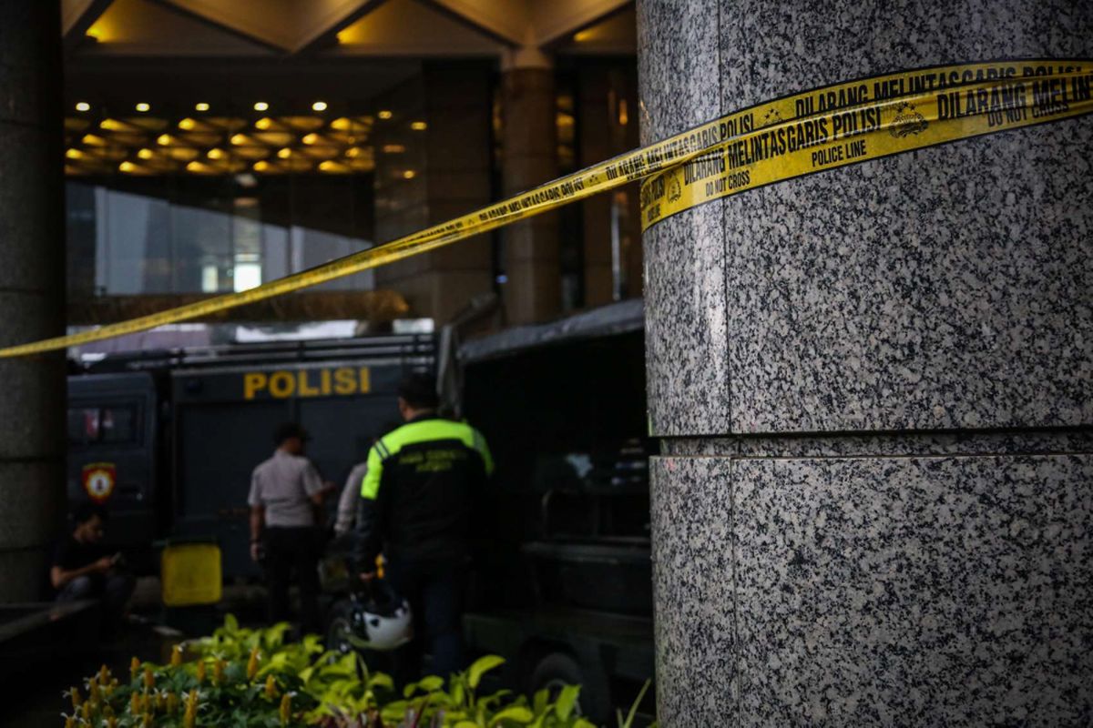 Suasana gedung Tower II pasca ambruknya jembatan penghubung di dalam gedung Bursa Efek Indonesia di Jakarta, Senin (15/1/2018). Sebanyak 72 orang menjadi korban akibat robohnya selasar tower II Gedung Bursa Efek Indonesia dan telah dievakuasi ke beberapa rumah sakit.