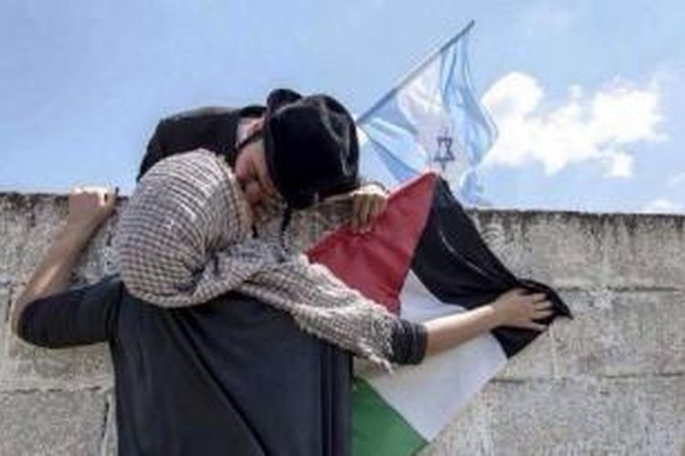 Salah satu foto yang beredar luas di media sosial yang memperlihatkan seorang pria Yahudi dan perempuan Arab tengah berciuman. Foto itu ingin menjukkan bahwa warga Yahudi dan Arab tidak ingin ada permusuhan di atara komunitas mereka.