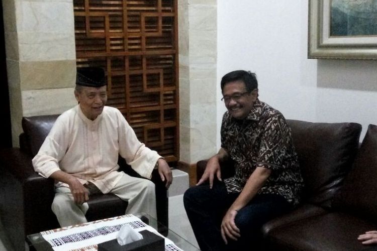 Wakil Gubernur DKI Jakarta, Djarot Saiful Hidayat dan Buya Safii Maarif saat berbincang di ruang tamu rumah Buya