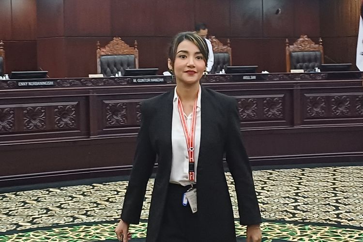 Aktris Tsania Marwa usai menjadi saksi sidang judicial review Pasal 330 KUHP tentang Pengambilan Paksa Anak di Mahkamah Konstitusi RI, Senin (18/3/2024).